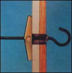 Дюбель с подпружиненными откидными планками используют для крепления к пустотелым стенкам и потолкам.