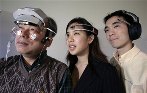 ���� �� ����������� NeuroSky ����� �� (KooHyoung Lee � �����) � ��� ���������� ������ �� (Cynthia Lee) � ������ �� (Horance Ko) � ���������� ��������� ������������ ������ �������� ������������� �����. ����� ��, ������, ����������� ��� ������� ��� ����������, � ����� � ��������� ����������������� ���������� ����������� ������� �� �������� �� ���� �� ����� ����� � �� ����� �� ���� ������. ���� ����� ��������, ��� �� ��� ������ � ������ ������� ������� (���� AP/Paul Sakuma).