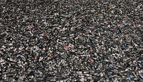 ������������ ���� ������� (Chris Jordan) �������� �������� ����� ����� ����� ��� ��������� "����������� �������: �������� ������������� ��������� �����������" ("Intolerable Beauty: Portraits of American Mass Consumption"). ����� ���� ������ "Cell Phones"&nbsp;� �������� ����������� ���-�� � ������� (���� � ����� paulkopeikingallery.com).