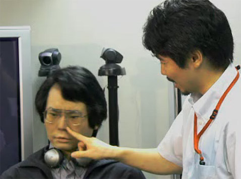 ������������ ��� Geminoid HI-1 ����� �������� ���. ������� � � ������� ���������� ��������. ��������� � ������ �������� �� ���. � ���� �� �� ������� � ���, ���� ������� � �������������� �� ��������� (���� � ����� pinktentacle.com).