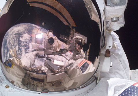 �������� ����������� ������������� ���������� ������ ������� (Michael E. Fossum), ������� � ������� ������ ����� ������ ��������� ���������&nbsp;� ��������, � �� ��� � ��� � ������ ���. 8 ���� 2006 ���� (���� NASA).