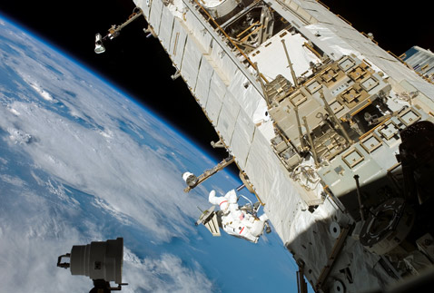 ����� ������� Discovery (STS-121) �� ����� ������ �� ��� ������ �������� � �������� ������. �� ����� �� 12 ���� 2006 ���� � ���� ������� (Piers J. Sellers) (���� NASA).