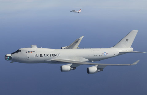 ��� ��� � ������ XXI ����. ABL ������� � ���������� � ������� �� ����� ����� 747-�� (���� Jim Shryne/USAF).