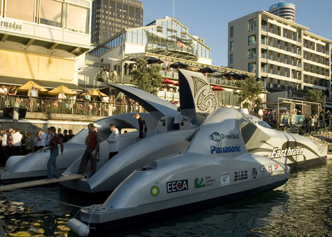 �� ������ ���������� Earthrace ���������� �� ������ ������� �� �������������� �������, �� � �������������� ������� ������� (���� � ����� earthrace.net).