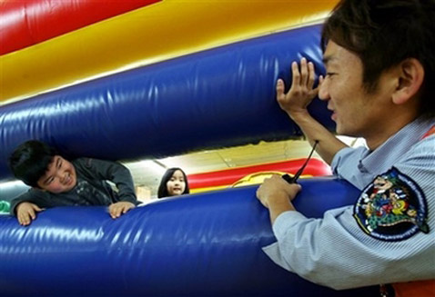 ����� ������ ������� �������� �� ������ ������������� ��������� � ����� (���� AP/Junji Kurokawa).