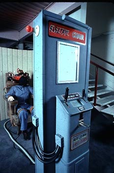 Coin Operated Electric Chair&nbsp;� ����� �������������� ���������� �� 25 ������ (���� Clayton Bailey).