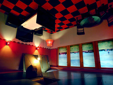 Upside Down. ����� ����������. �������� ��������, ������� ��-���� ���� � �����, �� ��� ������������� ����� � ���� (���� Lars Stroschen).