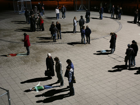  Under Scan     - ,   ( Rafael Lozano-Hemmer).