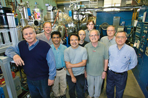 ��������� ������������ NDCX-1: (����� �������) ����� ����� (Grant Logan), ���� ������� (Wayne Greenway), ������ ��� (Prabir Roy), ������ ���������� (Enrique Henestroza), ���� ������� (Will Waldron), ���� ������� (Josh Coleman), ������ ����� (Shmuel Eylon), ����� ��������� (Frank Bieniosek) � ������ � (Simon Yu) (���� � ����� lbl.gov).