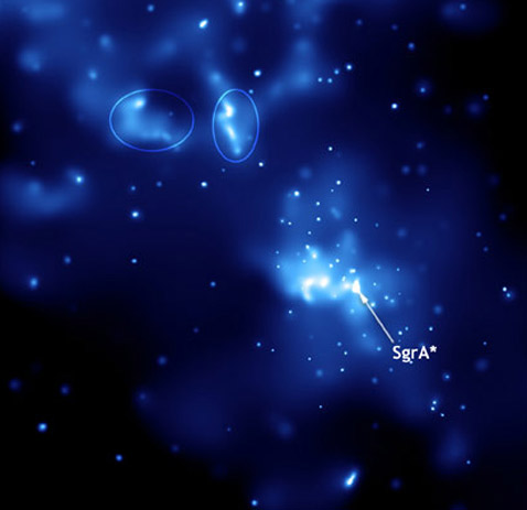 �� ���� ������������� ������, ���������� Chandra, �������� ������� ����������� �������, �� ������� ����� �������� ��� � ��������� �� ������ ����, ������� ������ � ��� � 50-������ ��������� (���� NASA/CXC/Caltech/M.Muno et al.).