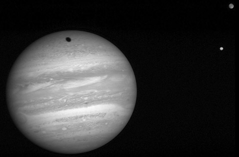 ����, ��������� New Horizons � ����� ������ � ���������� 57 ��������� ���������� �� �������. ������: ��� ����&nbsp;� �� (����) � �������. �� ����������� �������&nbsp;� ���� �� ��������. ������� ������� ����� ����� �� ����� ���� ������� (���� NASA/Johns Hopkins University Applied Physics Laboratory/Southwest Research Institute).