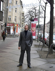 � ��������������������� ������� ���������� ����� (MMORPG) ����� ����� ��� �������� ���� ����������. � ���� ������ � ������� �������� ����������� MMORPG � �������� ���. �� ��� ����� ��� �������, ��� ����� ��� �������� �� �����. �� ���� � MMORPG? ��� ��? ������ ���� ����������? (���� Aram Bartholl).