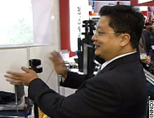 ������������� Bestsoft ������ ����� (Brian Pyon) ���������� Action Stick �� �������� COMDEX (���� CNN).