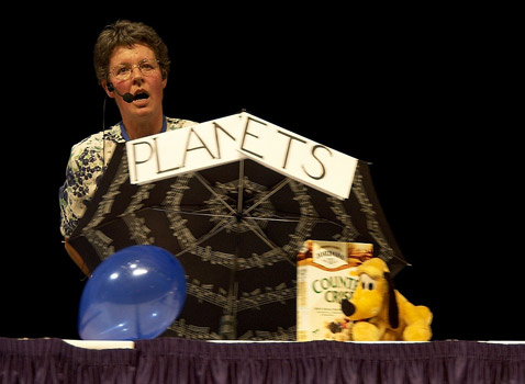 ���� ��� ����, ����� ��������� ������ �����, ��� ������ "������������ �������", ������� ���� ������� (Jocelyn Bell Burnell) �� ���������������� ����� �������� ������������ ����� ������� �������� (���� � ����� iau2006.org).