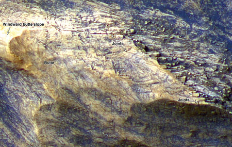 ���� (butte) � ������� ��������, ���������� � �����, � "����������" �� �������� �������, ����������������� ����� ������� (����, ��������� ������, ������������ ������ �����) (���� NASA/JPL/Univ.of Arizona).