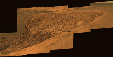 ������������ ���� ���� ����� �� ������ ��������, ������������ ��� ���������� ��� ����-�����, �������� Opportunity � ��������� ���� ������ ����� (Cape St. Mary). ��� ������� � ������ �� ��������� ������ �� ������� ���������� ������� ���������. ������� ����� ����� ������� �������� ������������ ��������, ���������� � ���������� ������������ �����. �� ����������� � ��� ��� ������, ��� ������� � ���������� �������� ���� �������. ���� ����� �������� ��������� ����, �������������� �� �����. ������ ������ ����� ������� �������� ���������, � �����������, ������ �����, ����� ������� � �������� (���� NASA/JPL-Caltech/Cornell).