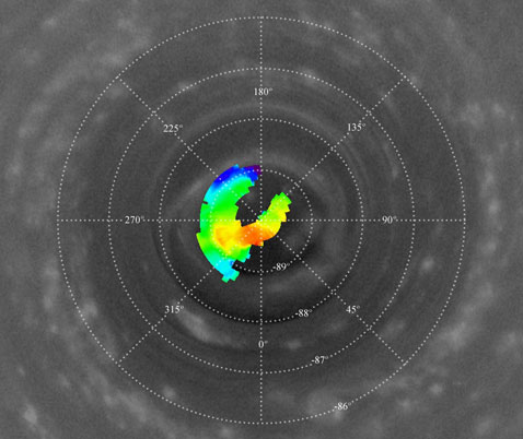 �� ���� ������ �������� ������������� ����������� � �������� �����. Ҹ���-������ ����� ������������� 162 ��������, �������� � 165 ��������� (���� NASA/JPL/Space Science Institute/GSFC).