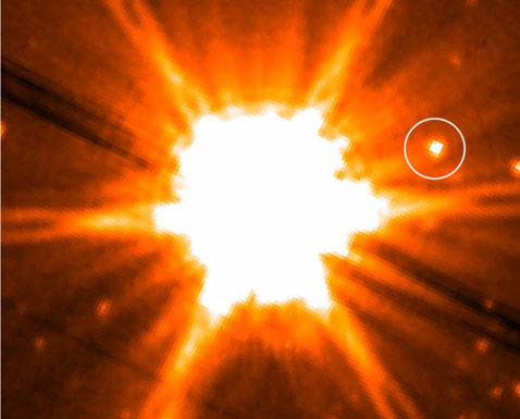 �� ������ � ������ HD 3651, ���������� ������ HD 3651 B ������ �������. ������� �������� ������ �������� ������ ������ ������� � ���, ��� ����� ������ �������� �� ���������������� �����������. � ���������� Sptizer ��� ����� �������� ������ ������� ���� (���� NASA / JPL-Caltech / K. Luhman, Penn State / B. Patten, Harvard-Smithsonian).