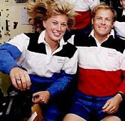 ����� �� ������ ����� ����� ���������&nbsp;� ������� ���� �� (Mark Lee) � ���� ����� (Jan Davis), �������� �� ������ STS-47 � 1992 ����&nbsp;� ����������, ��� ����� � ������� � ��� �� ���� (���� � ����� retrofuture.com).