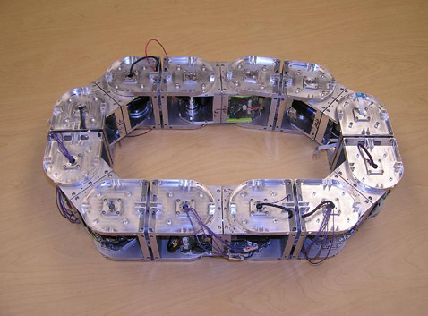 ����� � "���������" ������������. ������, ��� �� ����� �� ���� (���� Polymorphic Robotics Laboratory).