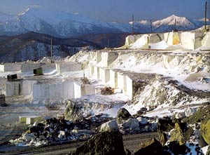 Добыча мрамора в карьере