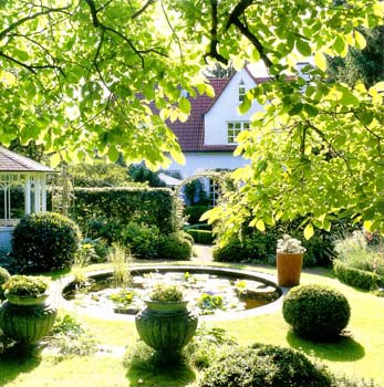 Пример оформения декоративного водоема