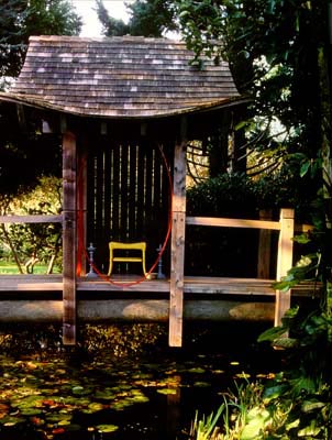 Беседка у декоративного водоёма