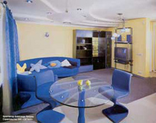 Итерьер гостиной, объединенной с кухней